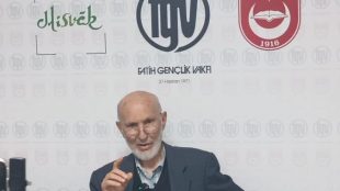 “Sen hak yolunu tut ve bu yolu tutanların azlığı sebebiyle üzülme! Bâtılın yolunu tutmaktan sakın! Helâk olanların çokluğundan dolayı da aldanma…(Medaricu’s Salikin). Doç Dr Ahmet Efe hoca ile fıkıh halkasında buluştuk…